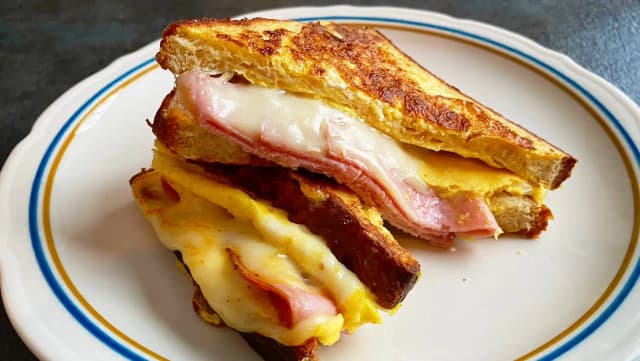 Ile kalorii ma tost z serem i szynką z ketchupem? Zaskakujące wartości! Ile kalorii ma tost z serem i szynką z ketchupem? Zaskakujące wartości!