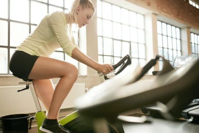 Czy rower stacjonarny jest dobry na odchudzanie? Oto prawda o skuteczności Czy rower stacjonarny jest dobry na odchudzanie? Oto prawda o skuteczności