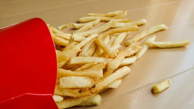 Ile kalorii mają średnie frytki z McDonald's? Zaskakujące fakty! Ile kalorii mają średnie frytki z McDonald's? Zaskakujące fakty!