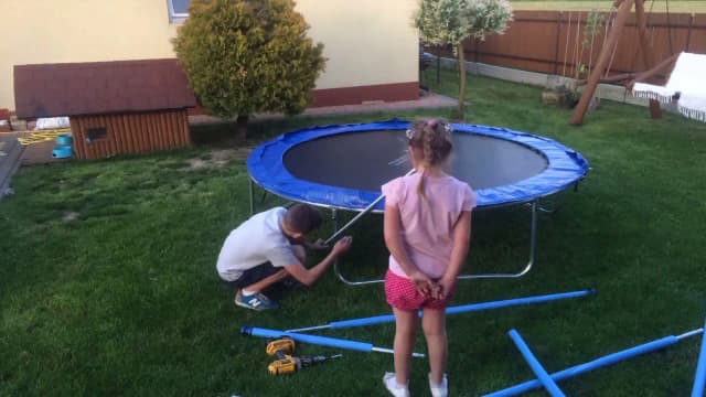 Jak złożyć trampolinę fitness - unikaj najczęstszych błędów montażu Jak złożyć trampolinę fitness - unikaj najczęstszych błędów montażu